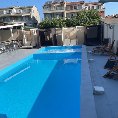 Family Hotel Malibu Tjernomorets Exteriör bild