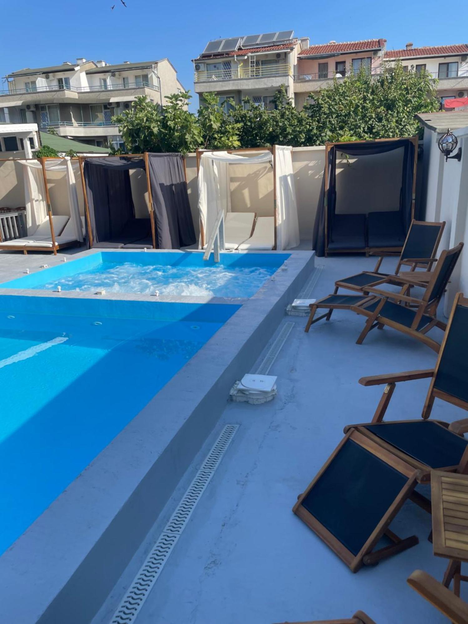 Family Hotel Malibu Tjernomorets Exteriör bild
