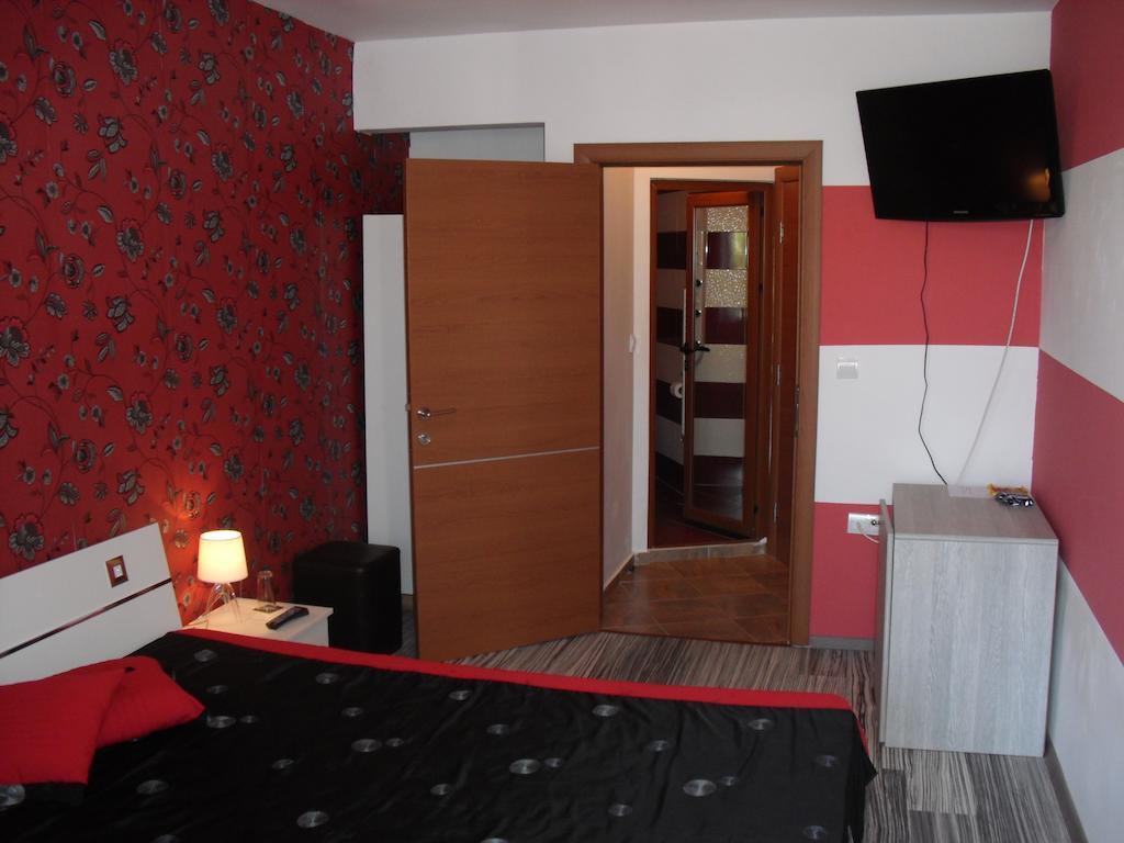 Family Hotel Malibu Tjernomorets Rum bild